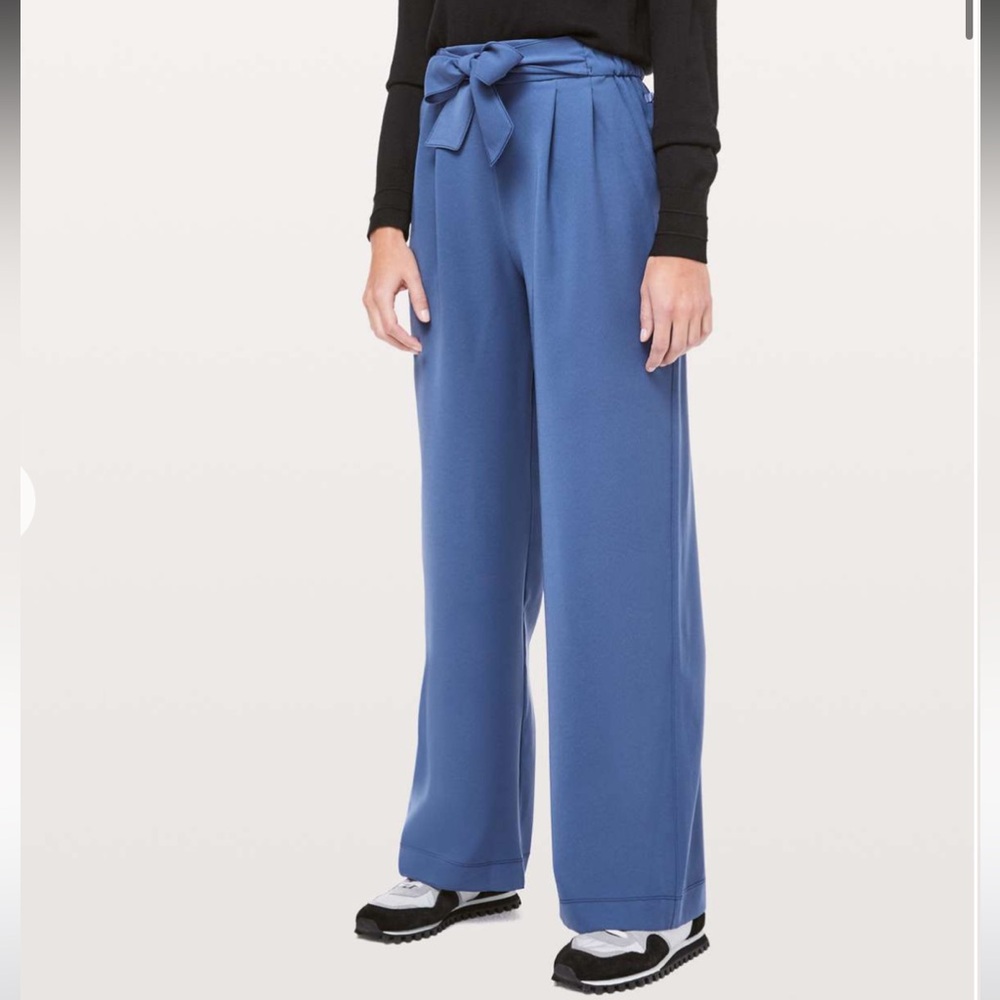89. Lululemon Noir Pant Woven in Gatsby blue size 8